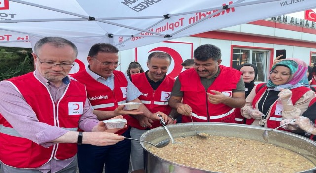Artuklu Kızılayın aşure etkinliğine vatandaşlardan yoğun ilgi