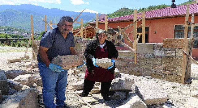 Artvinde kadın üreticilerin kooperatif binasını kadın duvar ustası yapıyor