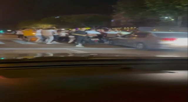 Asker eğlencesinde yolu trafiğe kapatıp oyunlar oynadılar