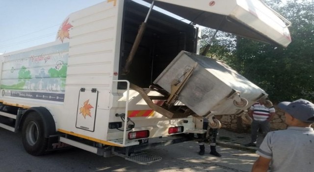 Aslanapa Belediyesinden evsel atık, kül ve çöp konteyneri temizliği
