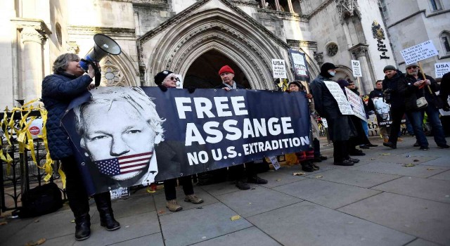 Assange ile görüşen ABDli gazeteci ve avukatlar gözetlendikleri iddiası ile CIAye dava açtı