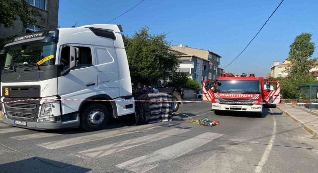 Ataşehirde feci kaza: Tırın altında 100 metre sürüklenen yaşlı kadın hayatını kaybetti