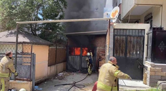 Ataşehirde otomobil yedek parçalarının olduğu garaj alev alev yandı
