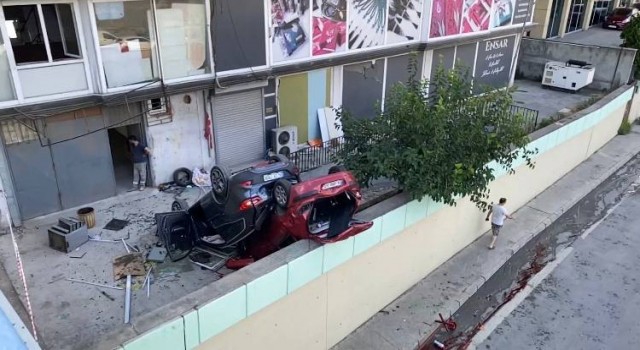 Ataşehirde yanlışlıkla gaza basan sürücü 2inci kattan düştü