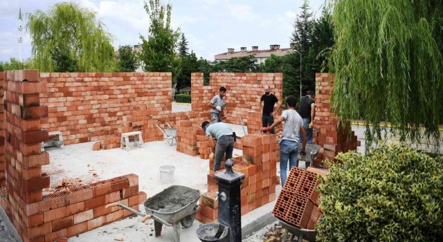Ataşehirin muhtarlık binasında çalışmalar sürüyor