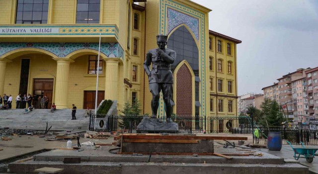 Atatürkün heykeli meydandaki yerinde