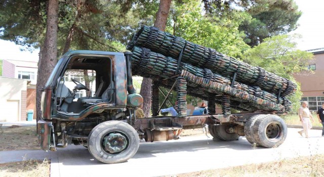 Atık malzeme ve hurda kamyondan ‘mobil askeri füze rampası yaptılar