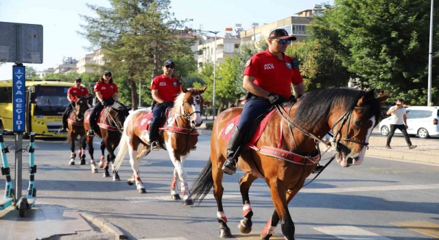 Atlı polisler Gaziantepte devriye attı