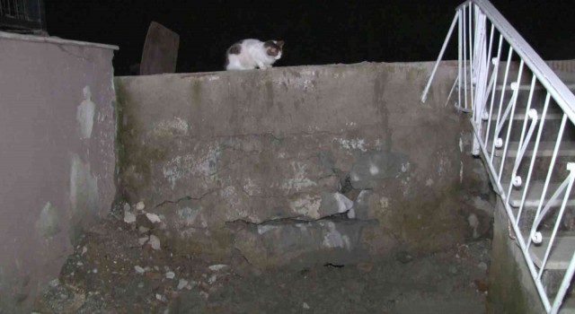 Avcılarda İSKİ çalışmasında bahçe duvarı hasar gördü, yağmur suları evin içine doldu