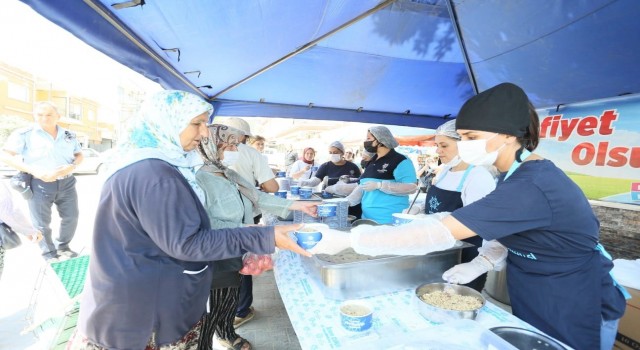 Aydın Büyükşehir Belediyesi vatandaşlara aşure ikram etti