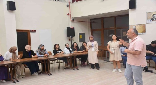 Aydından gelen gençler Afyonkarahisarı keşfetti