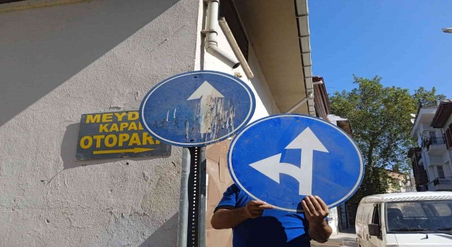 Ayvalıkta işaret levhalarına spreyli bela