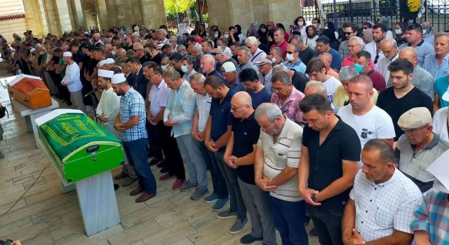 Babasının cenaze namazını kıldırdı