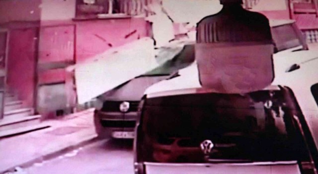 Bağcılarda aracın üzerine balkon çöktü