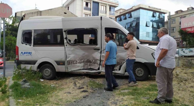 Bağcılarda panelvan araç ile servis minibüsü çarpıştı: 5 yaralı