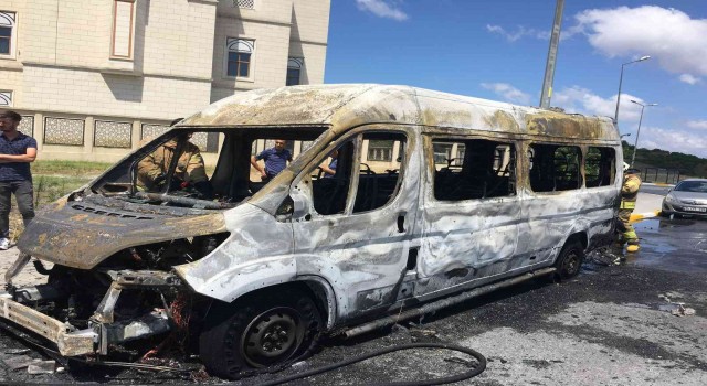 Bağcılarda park halinde servis alev alev yandı