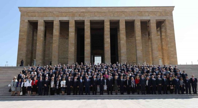 Bakan Çavuşoğlu 13. Büyükelçiler Konferansı öncesi Anıtkabiri ziyaret etti