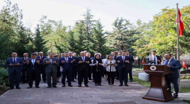 Bakan Çavuşoğlu, Dışişleri Şehitliğini ziyaret etti