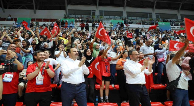 Bakan Kasapoğlu ve Başkan Altay, Voleybol Milli Takımının sevincine ortak oldu