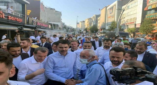Bakan Kurum, Zeytinburnunda esnafı ziyareti etti, vatandaşlara aşure dağıttı