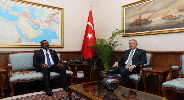 Bakanı Akar, Kamerun Büyükelçisi Tchatchouwoyu kabul etti