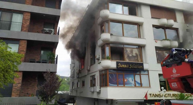 Bakırköyde güzellik merkezi alev alev yandı