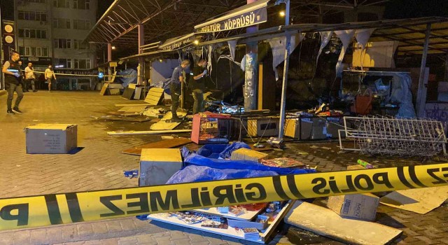 Bakırköyde kitapçı dükkanı alev alev yandı