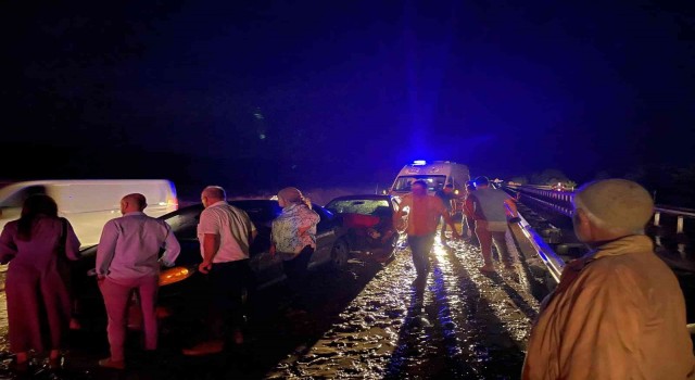 Balçıkla kaplanan yolda iki otomobil birbirine girdi: 5 yaralı