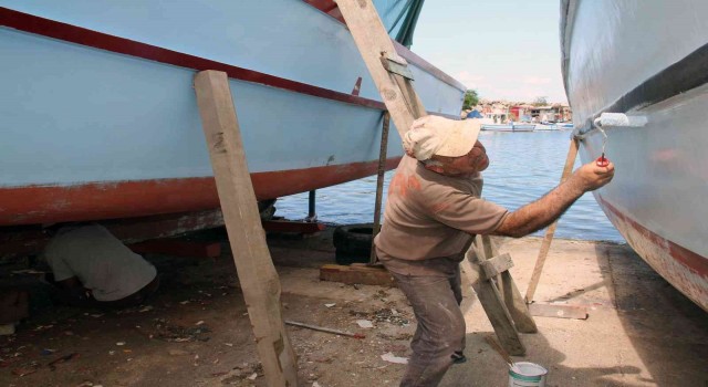 Balıkçılar yeni av sezonuna teknelerine bakım yaparak hazırlanıyor