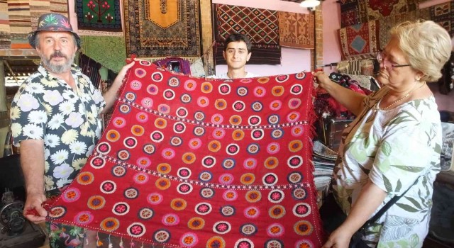 Balıkesirde köylerden topladıkları eski halı ve kilimleri tamir edip satıyorlar