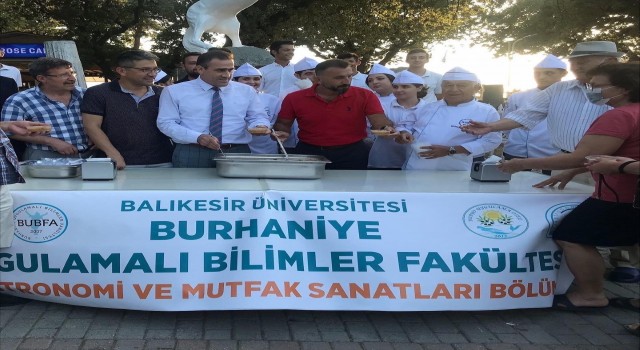 Balıkesirde üniversiteli gençler bin kişiye aşure ikramı yaptı