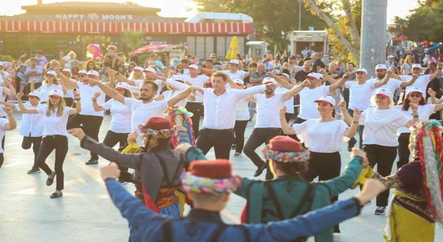 Bandırma Cumhuriyet Meydanında harmandalı gösterisi