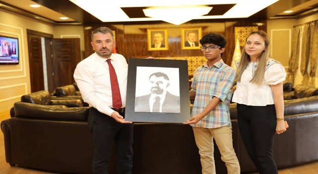 Bangladeşli ressam Jawad Ashfaq Navidden Başkan Çetine portre hediyesi