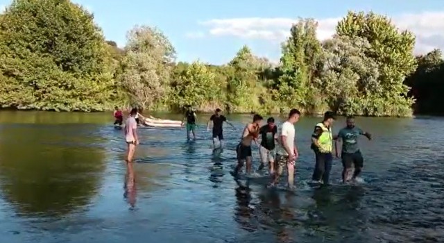 Barajın kapakları açıldı, 7 kişi çayda mahsur kaldı