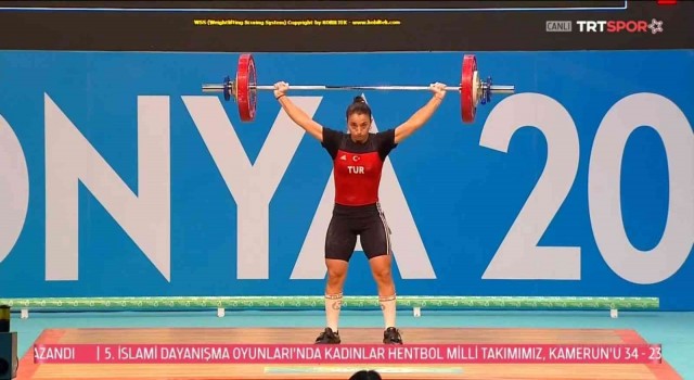 BARÜ öğrencisi Berfin Altundan gümüş madalya