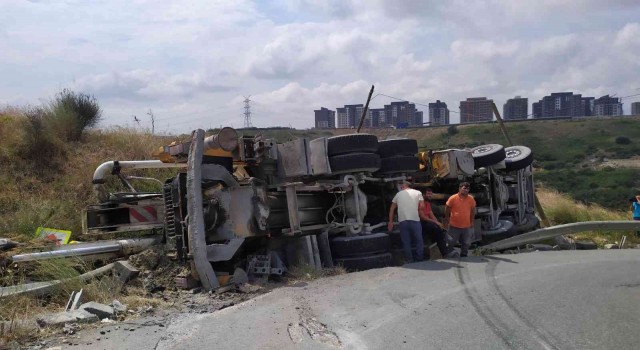 Başakşehirde virajı alamayan beton mikseri devrildi: 2 yaralı