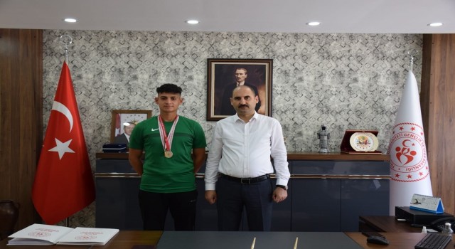 Başarılı sporcudan İl Müdürü Özdemire ziyaret