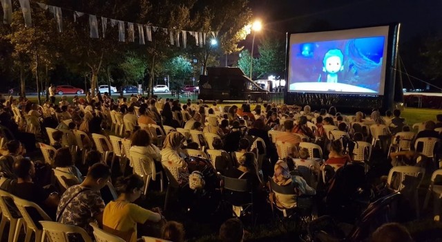 Başiskelede çocuklar sahilde açık hava sinema keyfini yaşadı