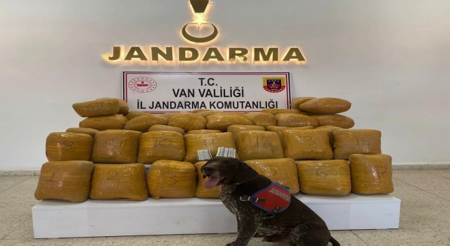 Başkalede 200 kilo toz esrar ve 500 adet sentetik ecza hap ele geçirildi