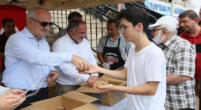 Başkan Aygün aşure dağıttı