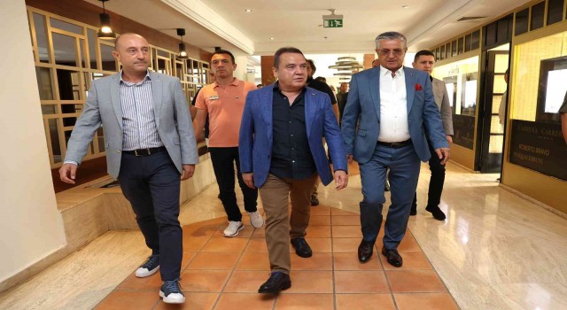 Başkan Böcek Kemerde turizmcilerle buluştu