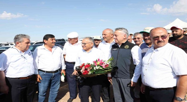 Başkan Büyükkılıç, Felahiyede nohut hasadı yaptı