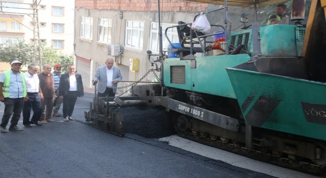 Başkan Demirtaş asfalt döktü