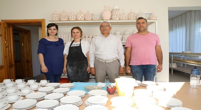 Başkan Güder, el emeği göz nuru eserleri inceledi