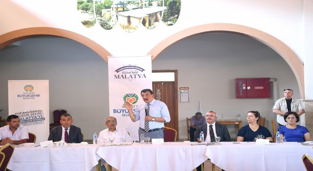 Başkan Gürkan muhtarlara yapılan hizmetleri anlattı