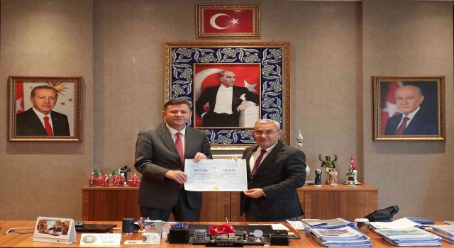 Başkan Işık, kendine emanet edilen diplomayı teslim etti