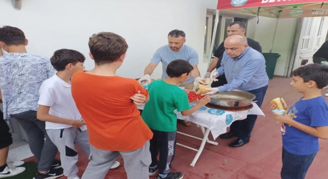Başkan Kılıçtan öğrencilere köfte ekmek