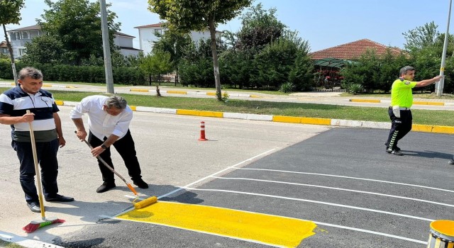 Başkan Koloğlu “Hızını azalt ömrünü uzat” dedi yaya geçidini boyadı
