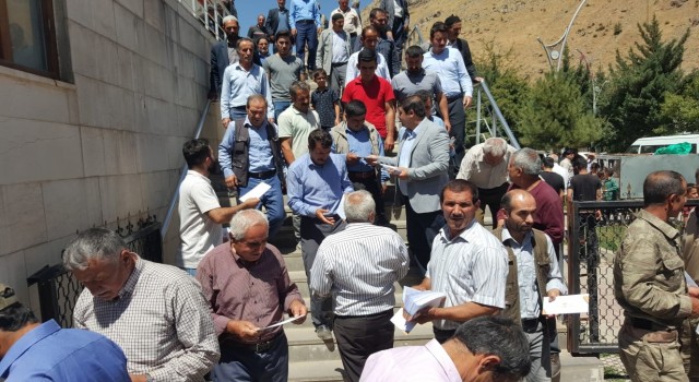 Başkan Sabırlı kapı kapı dolaşıp Cumhurbaşkanı Erdoğanın mektubunu dağıtıyor