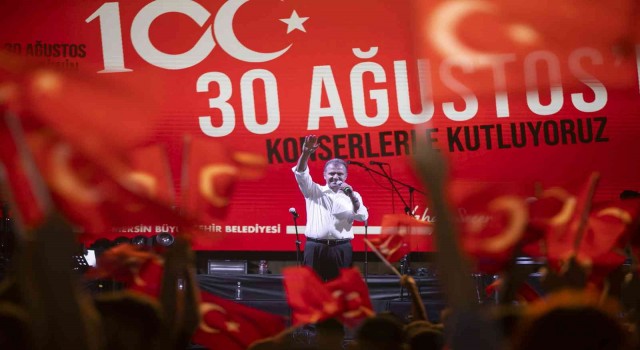Başkan Seçer, gençlerle birlikte 10. Yıl Marşını söyledi
